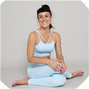 Titulada en Yoga con más de 10 años de experiencia